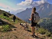 01 Sul sent. 101 alle Baite Fontanini (1905 m) per il Passo di Tartano con vista in Pegherolo